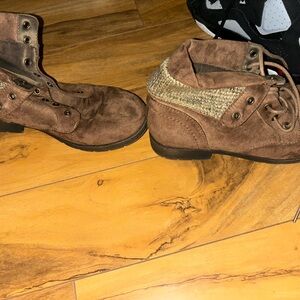 Women’s boots size 8.5 need new laces